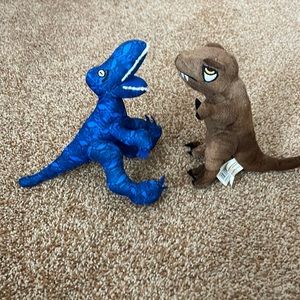 2 small dinosaurs